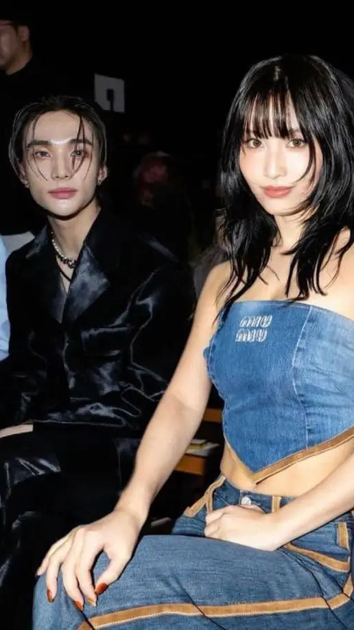 ai character: Momo,hyun y tu background