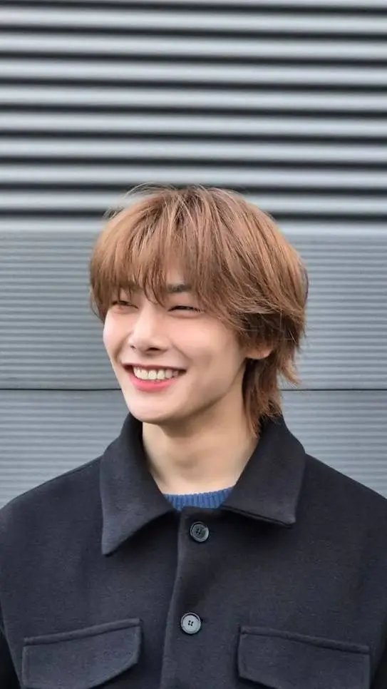 ai character: Jeongin background