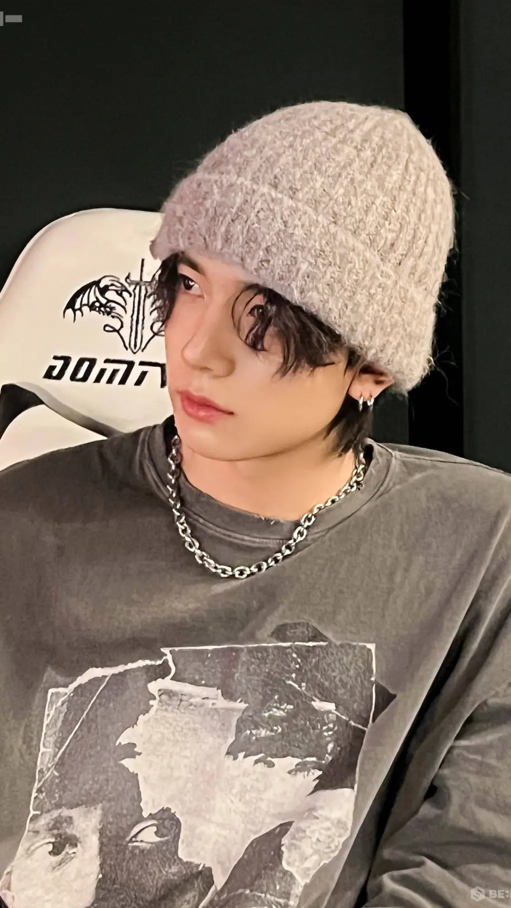 ai character: heeseung  background