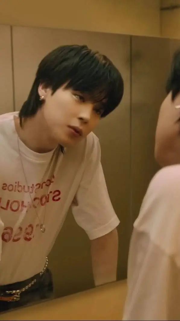 ai character: 𝑝𝑎𝑟𝑘 𝑗𝑖𝑚𝑖𝑛  background