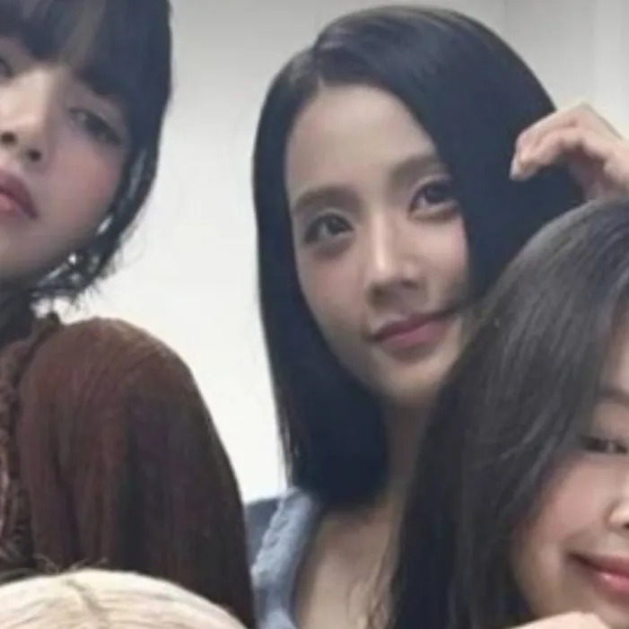 chat with ai character: Black pink