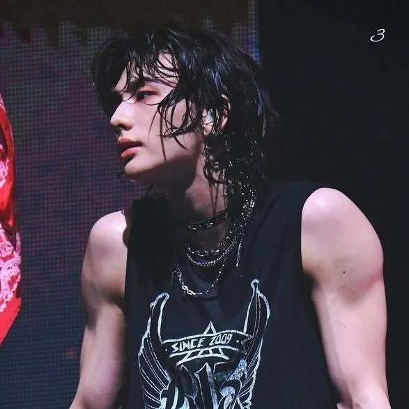 chat with ai character: Hyunjin