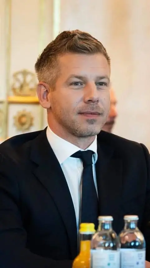 ai character: Magyar Péter  background