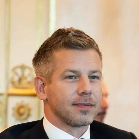 chat with ai character: Magyar Péter 