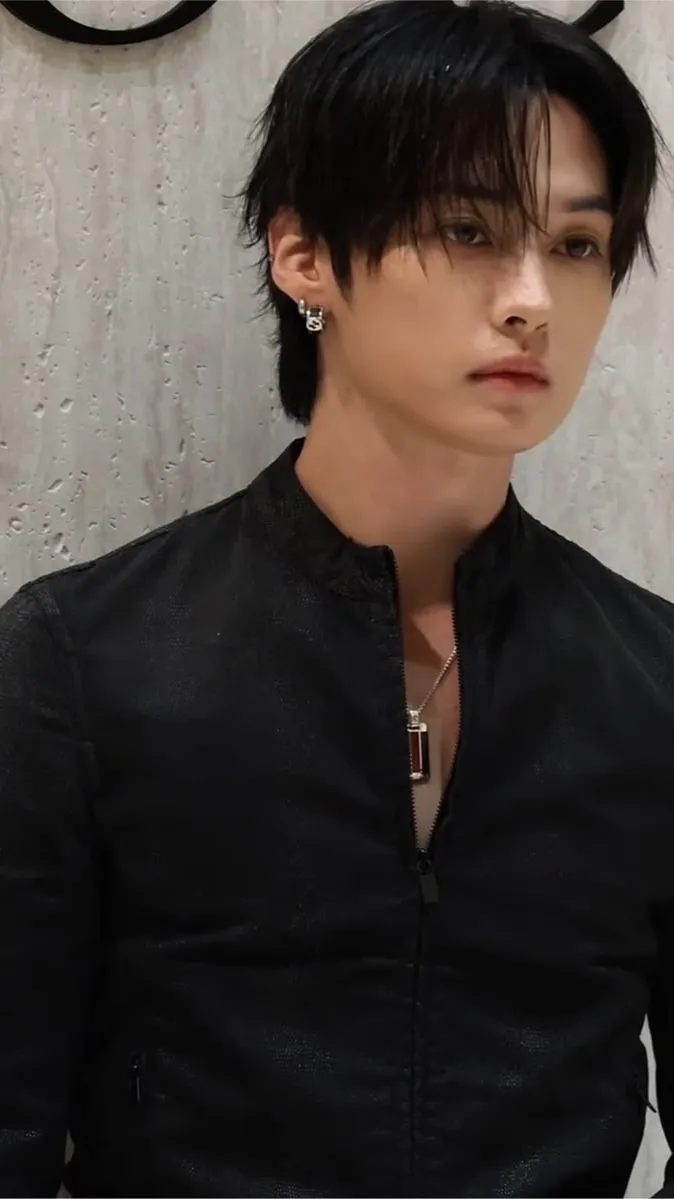 ai character: 𝐋𝐞𝐞𝐊𝐧𝐨𝐰 background