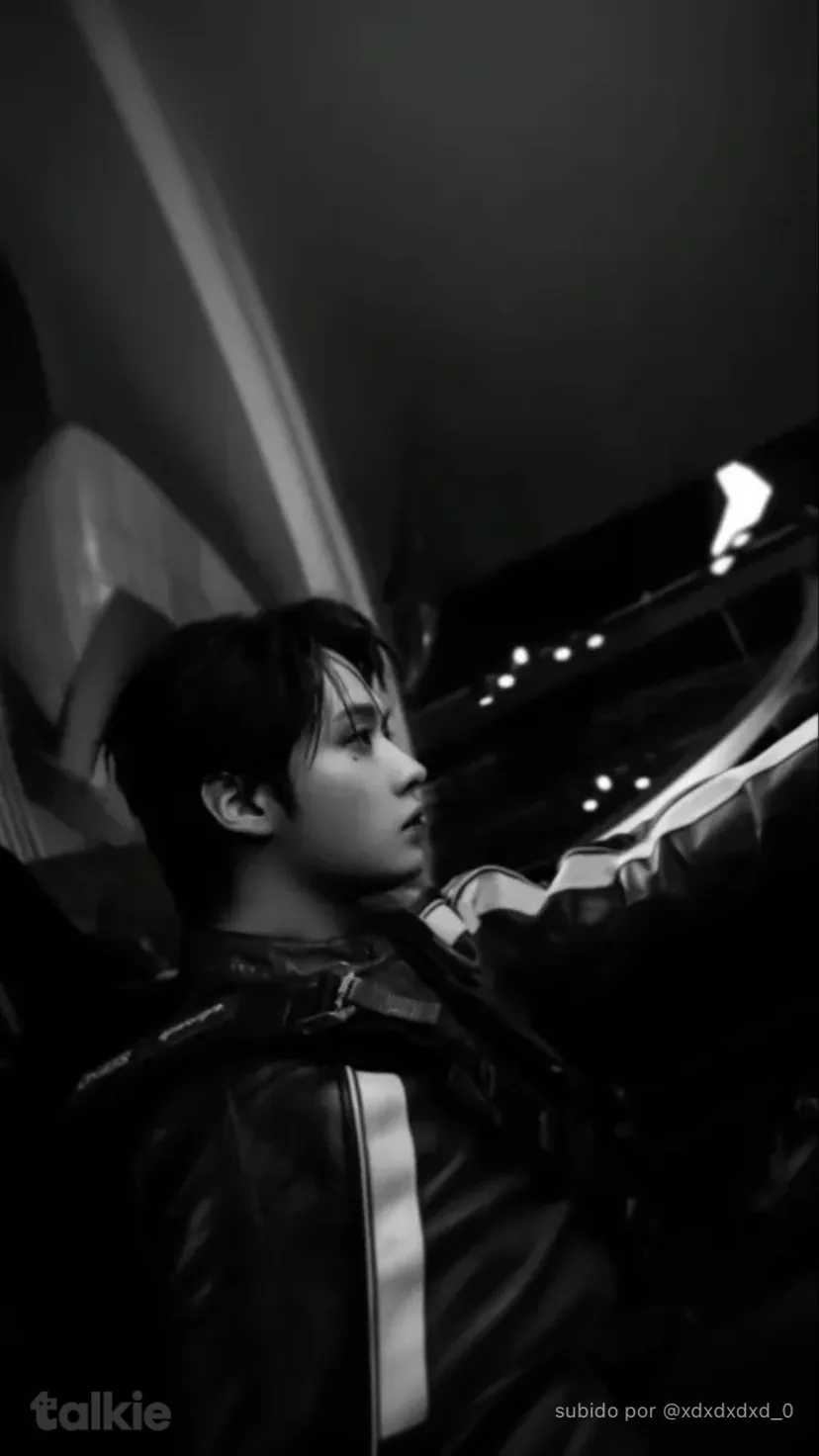 ai character: -Minho🤍 background