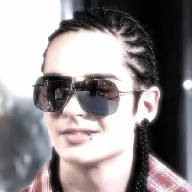 chat with ai character: tom kaulitz 
