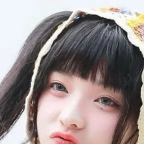 chat with ai character: Korea school