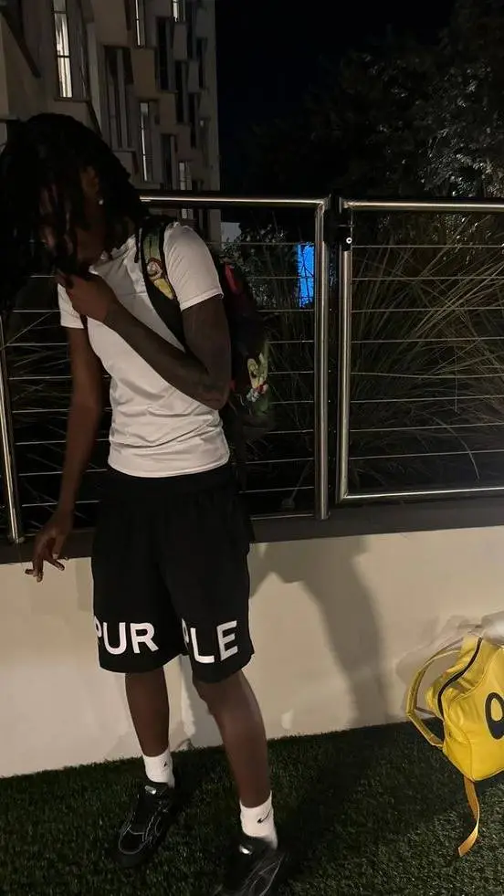 ai character: ᴋᴇʏ .! 😯 background