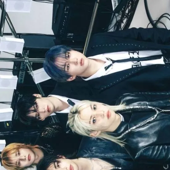 chat with ai character: straykidz