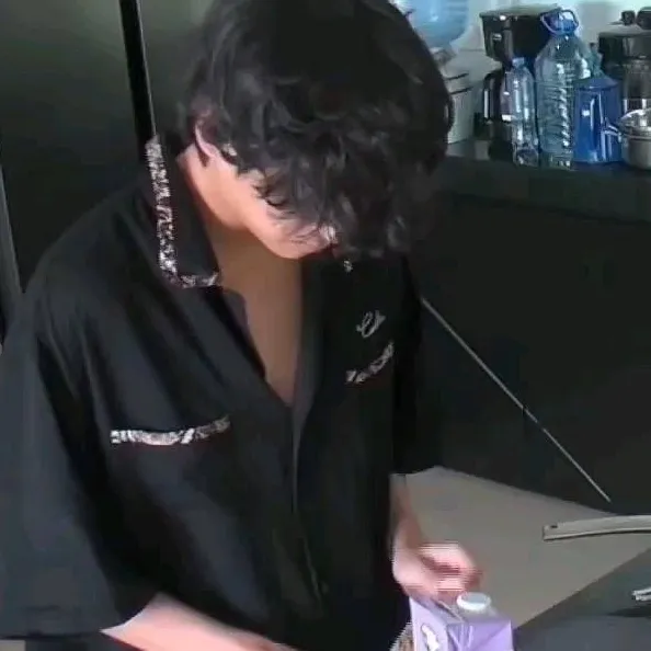 chat with ai character: Kim Taehyung-V