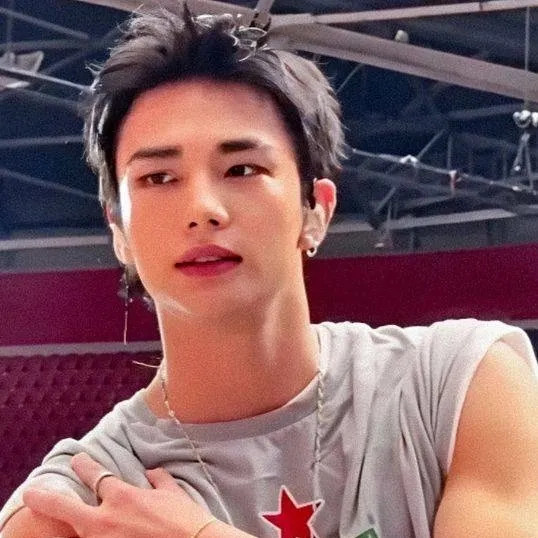 chat with ai character: Hyunjin