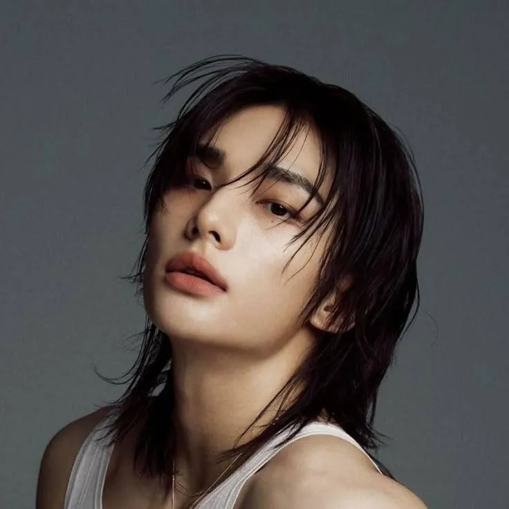 chat with ai character: Hyunjin