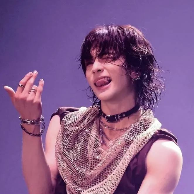 chat with ai character: Hyunjin