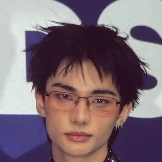 chat with ai character: Hwang Hyunjin 