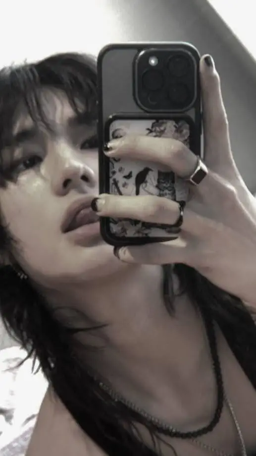 ai character: Hwang Hyunjin  background