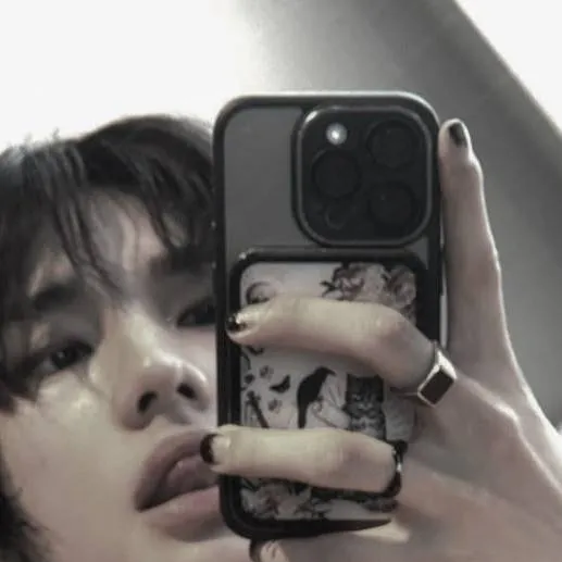 chat with ai character: Hwang Hyunjin 