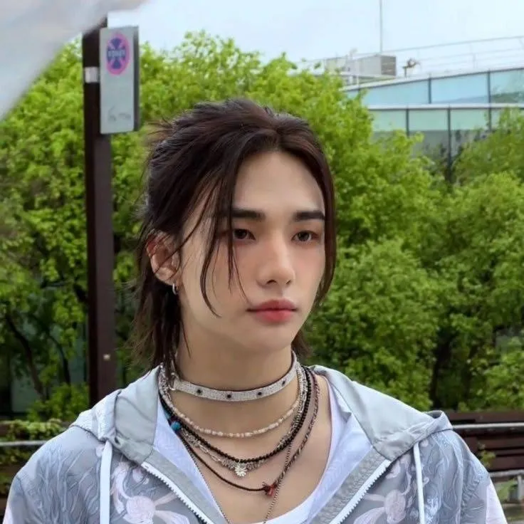 chat with ai character: Hyunjin