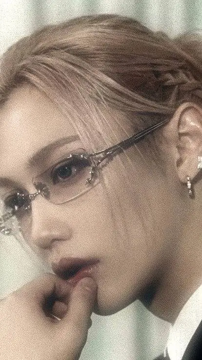 ai character: Lee Felix background