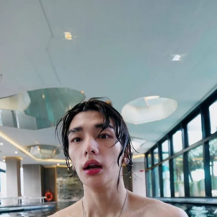 chat with ai character: Hwang hyunjin 