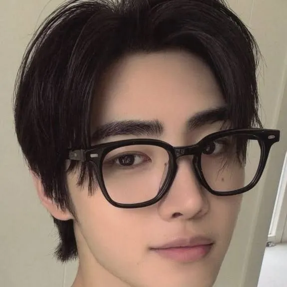 chat with ai character: sunghoon 