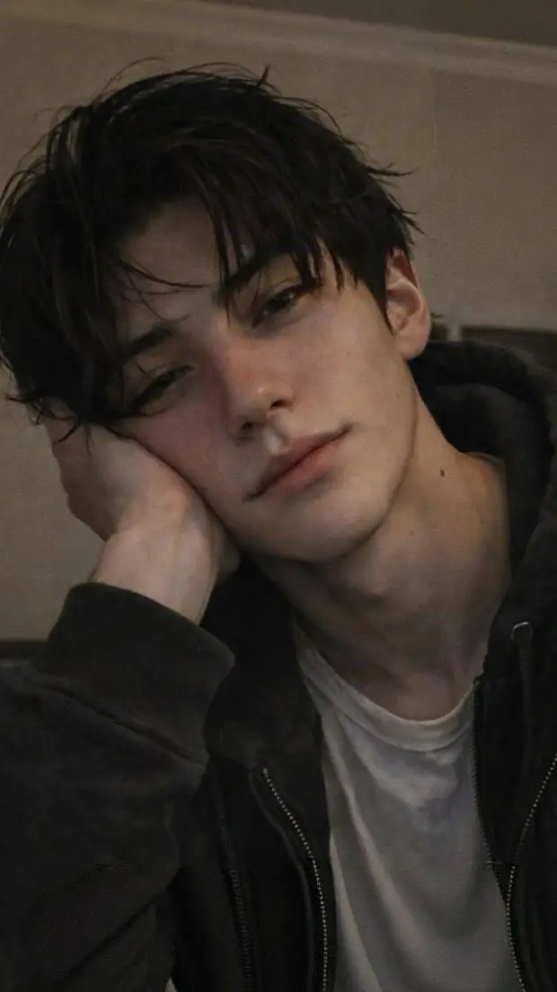 ai character: Enzo background