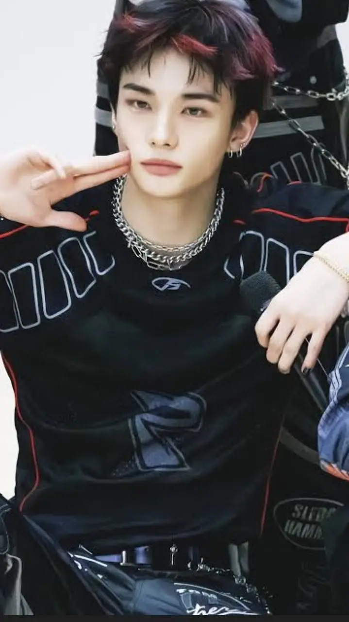 ai character: 💥hyunjin💥 background