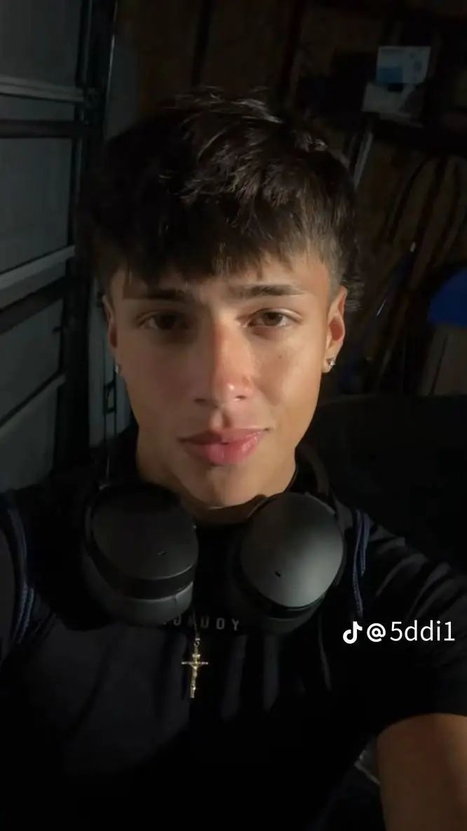 ai character: xavier.🤷‍♀️ background