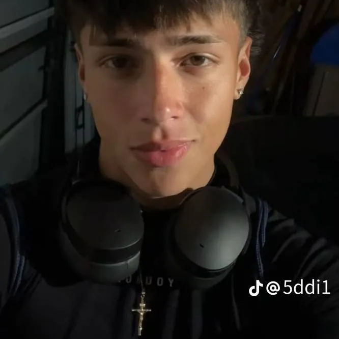 chat with ai character: xavier.🤷‍♀️