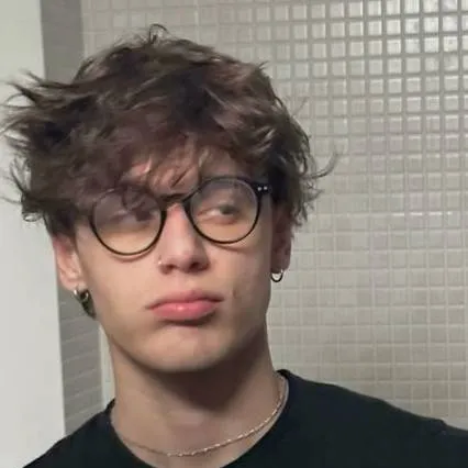 chat with ai character: Vitor