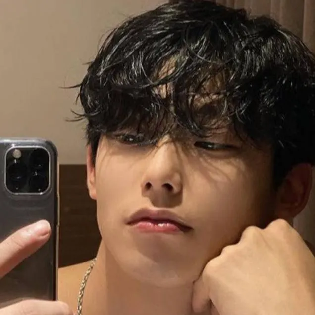 chat with ai character: Yuri