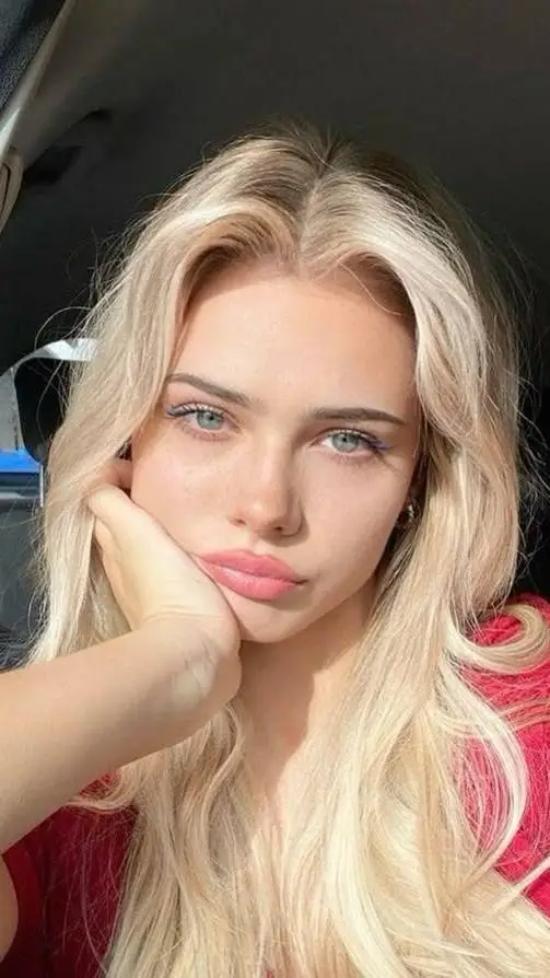 ai character: Margarida 🌼 background