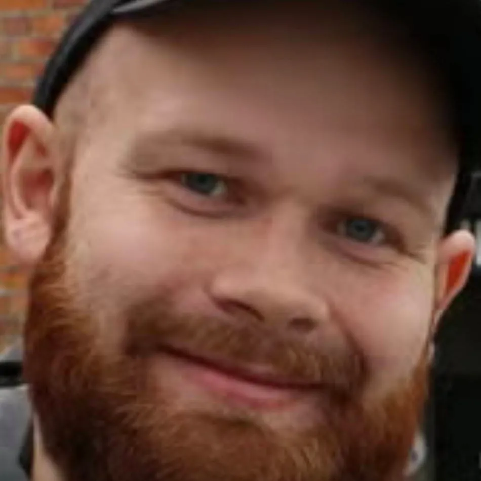 chat with ai character: Erik(be sub)