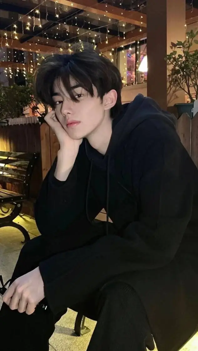 ai character: Lee Yi-jin background