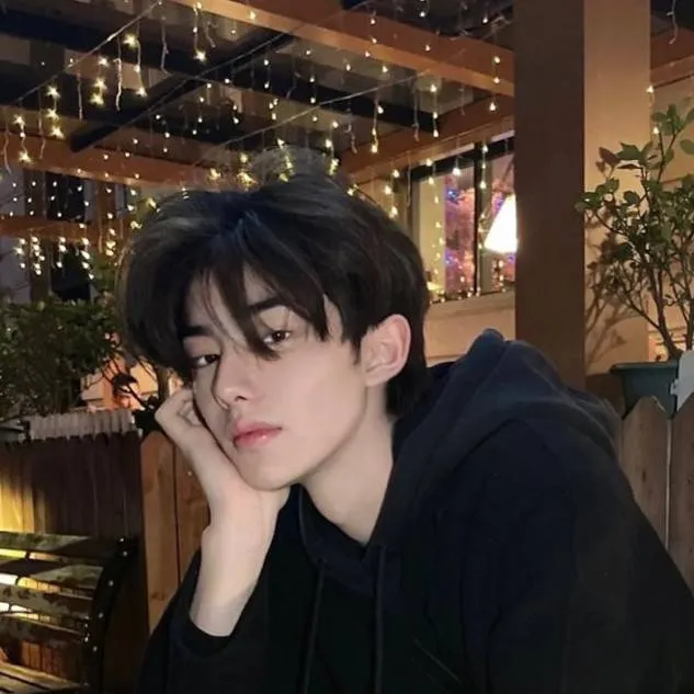 chat with ai character: Lee Yi-jin