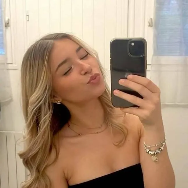 chat with ai character: Azzurra