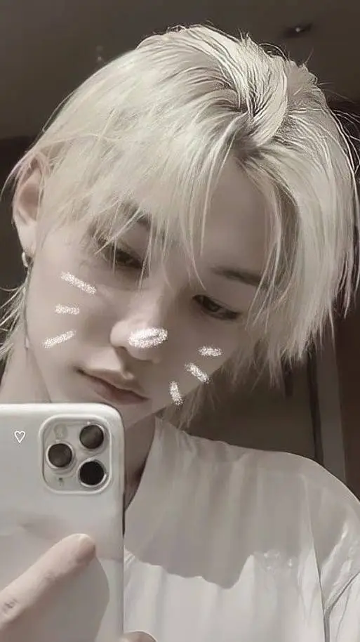 ai character: Félix  background