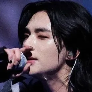 chat with ai character: hyunjin 