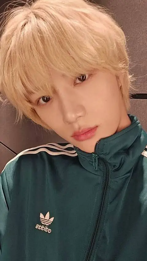 ai character: tú hermano alex background