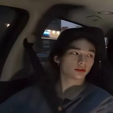 chat with ai character: hyunjin 