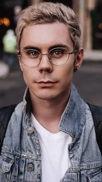 ai character:  ян топлес background