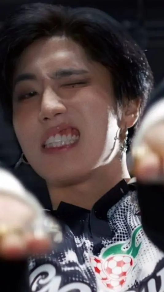 ai character: Han jisung 🦫  background