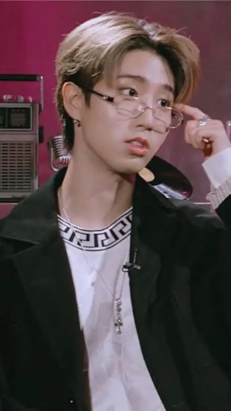 ai character: Han jisung 👓🦫 background