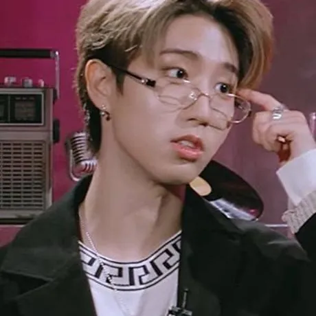 chat with ai character: Han jisung 👓🦫