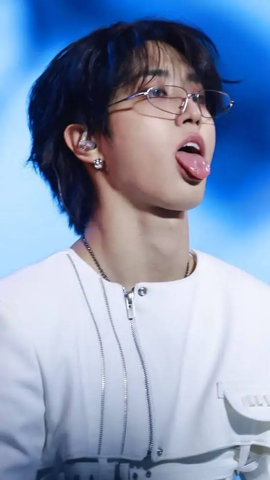 ai character: HAN JISUNG(HE SO 🥵 background