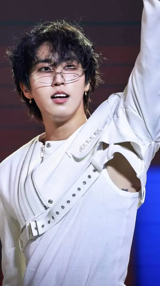 ai character: HAN(glasses heheh) background
