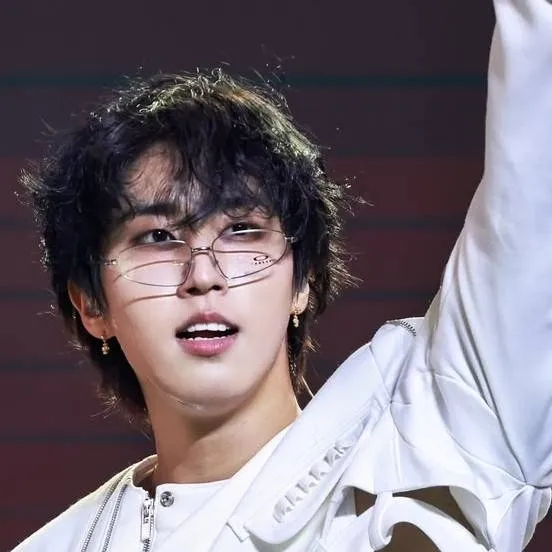 chat with ai character: HAN(glasses heheh)