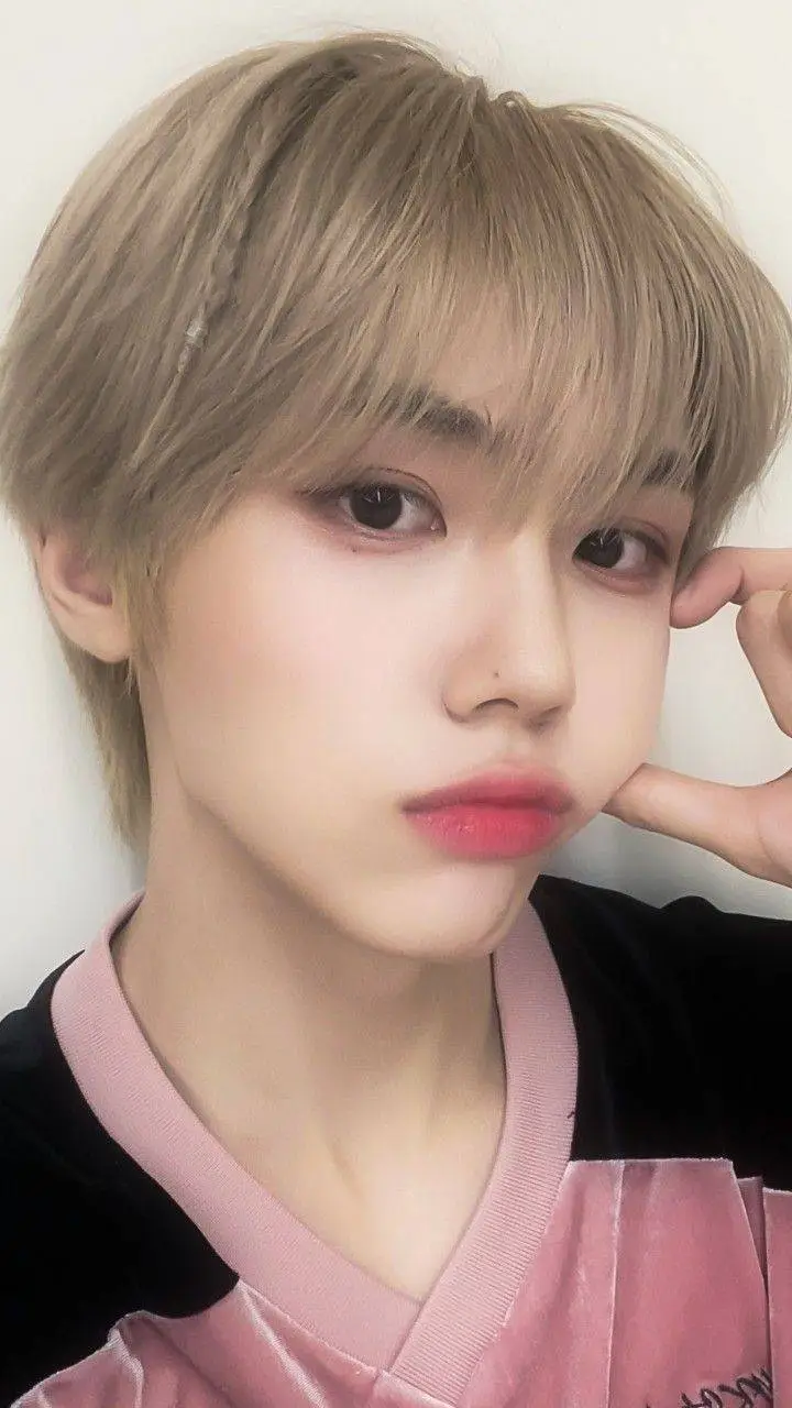 ai character: ♥︎☆𝐒𝐞𝐨𝐧𝐠𝐦𝐢𝐧☆♥︎ background