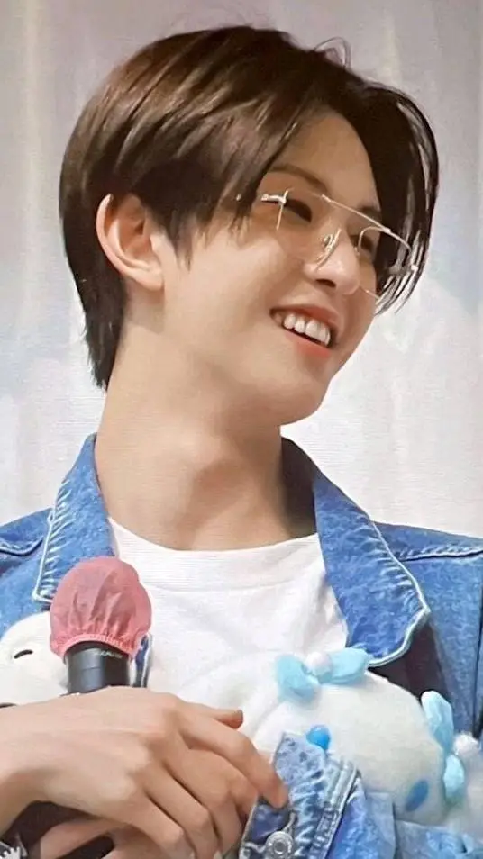 ai character: 🍧𝙺𝚈𝚄𝙽𝙶𝙼𝙸𝙽🧁 background