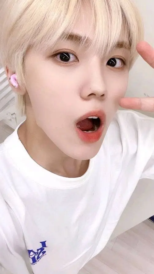 ai character: ♥︎☆𝐒𝐞𝐨𝐧𝐠𝐦𝐢𝐧☆♥︎ background